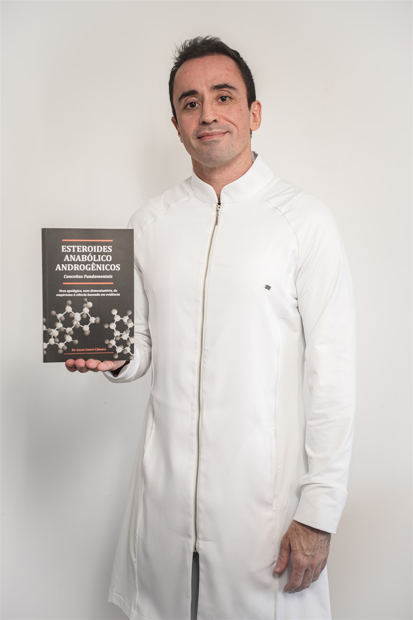 Dr. Lucas Caseri com um de seus livros