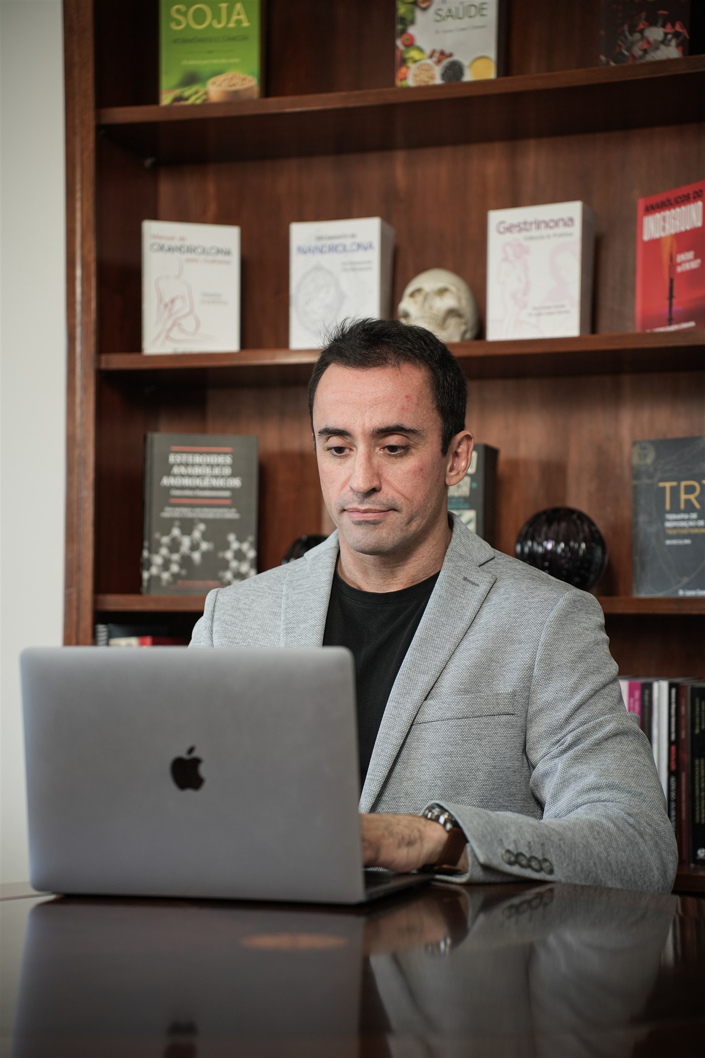 Dr. Lucas Caseri trabalhando no notebook